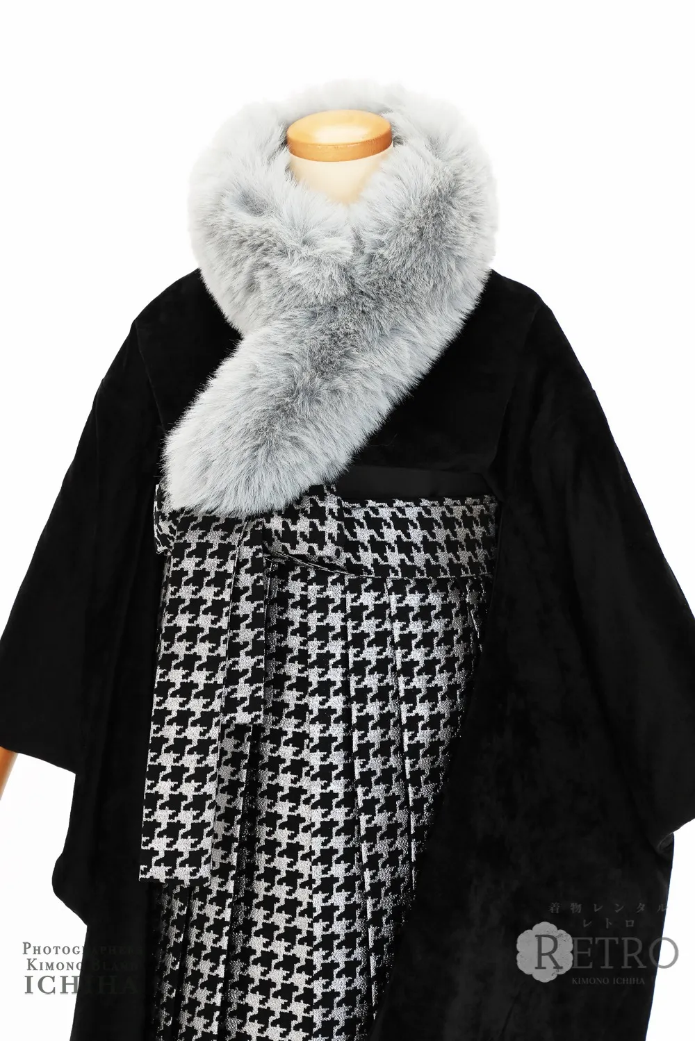 グレーのファーが付きます